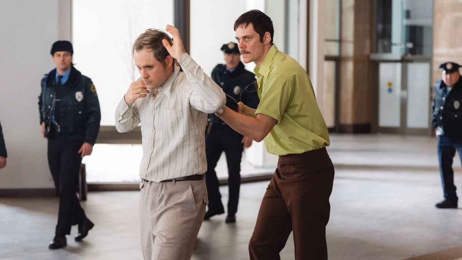 dead-man-s-wire-review-gus-van-sant-s-chaotic-hostage-comedy-is-a-wild-ride-image-0